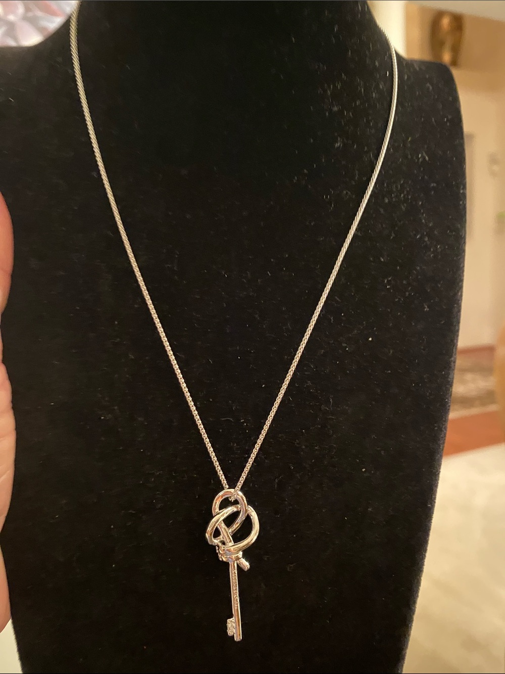 Fashion Jewelry Silver Key Knot Pendant Necklace